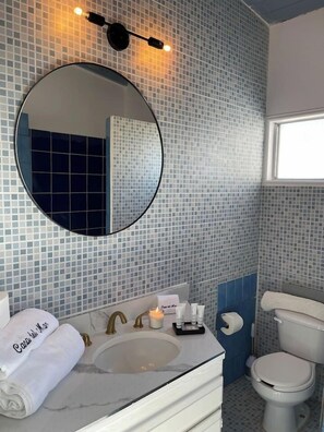 Douche, séchoir à cheveux, serviettes fournies