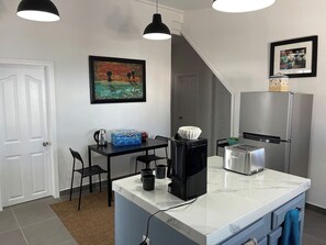 Réfrigérateur, un four, surface de cuisson, cafetiÚre-théiÚre