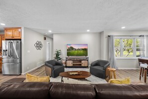 Living area - Lakeview House with private pool-sleeps 20! (Huron)