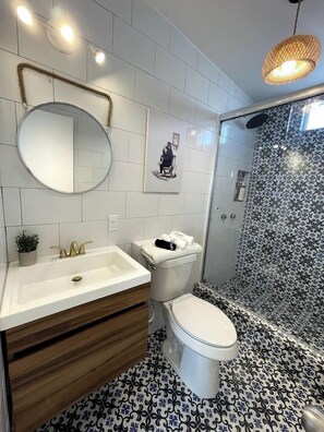 Dusche, Haartrockner, Handtücher
