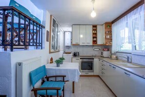 Fridge, oven, stovetop, electric kettle