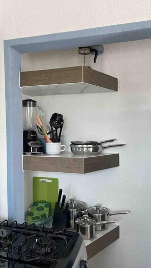 Kylskåp, ugn, spishäll och kaffe- och tebryggare