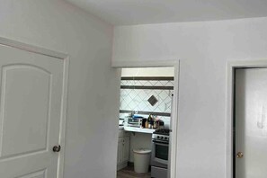 Fridge, oven, stovetop, coffee/tea maker