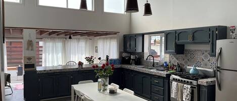 Een koelkast, een oven, een kookplaat, een koffiezetapparaat/waterkoker