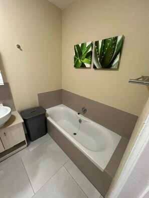 Een haardroger, handdoeken, toiletpapier