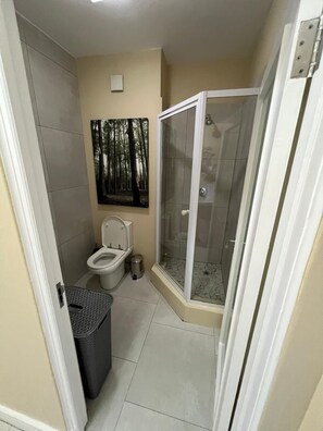Hårtørrer, håndklæder, Toiletpapir