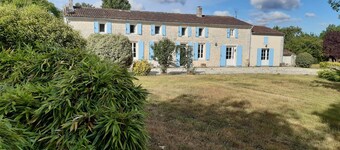 Beautiful Charentaise village 40 minutes from La Rochelle and Royan,