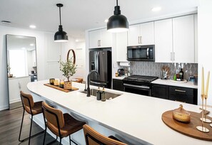 Fridge, microwave, oven, stovetop - Nashville Family Friendly Suite (Nashville)