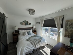 4 makuuhuonetta, työpöytä, silitysrauta/-lauta, vauvan matkasänky