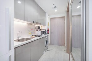 Fridge, microwave, oven, stovetop - StayShort - A Serene and Gorgeous Studio in Meydan One (Meydan One)