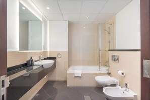 Shower, hair dryer, towels - StayShort - Stunning 1 Bedroom in Dubai Marina (Dubai Marina)