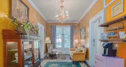 Room 1 at The Warwick Inn â Cozy Elegance in the Heart of Town