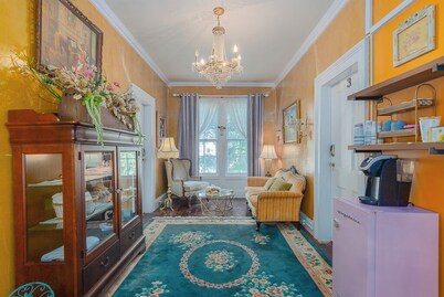  Room 1 at The Warwick Inn – Cozy Elegance in the Heart of Town