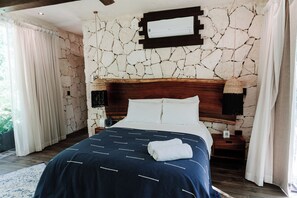 2 Schlafzimmer, individuell dekoriert, individuell eingerichtet