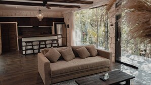 Ein modernes Wohnzimmer mit einer Couch, einem Couchtisch und einer Küchenzeile mit einer Bar.