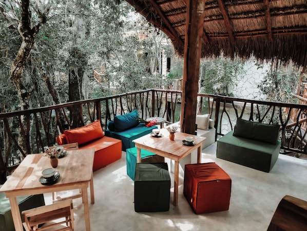 Villa, varias camas, balcón | Restaurante al aire libre