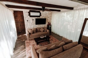 别墅, 多张床, 阳台 | 起居区 | 42-英寸纯平电视（配备数码频道）