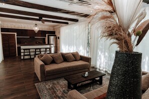 Villa, Meerdere bedden, balkon | Woonruimte | Een 42-inch flatscreentelevisie met digitale zenders