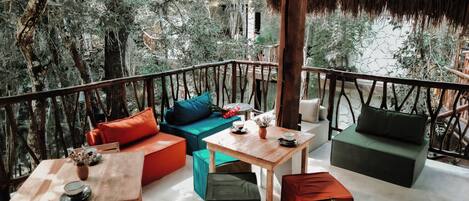 Villa, varias camas, balcón | Restaurante al aire libre