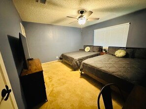 4 Schlafzimmer, Schreibtisch, Bügeleisen/Bügelbrett, Reisekinderbett