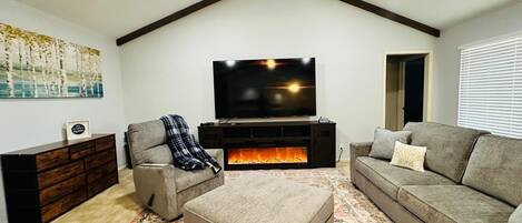 TV connectée, cheminée, chaîne hi-fi