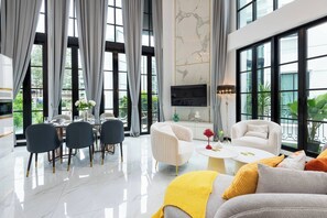 Living room - Stylish 7beds Poolhouse With Cinema & Lift - 2min to BTS (Bangkok)
