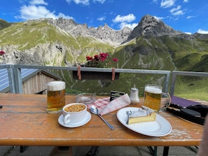 تناول الطعام بالخارج