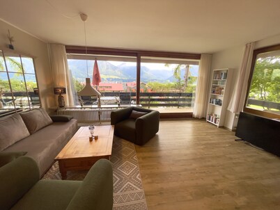 Alpenjuwel Oberstdorf – Mountain Views, Balcony & Sauna, Lift Pass, Dog Friendly