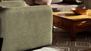 A cozy living room with a sofa, a coffee table, and a view of mountains through large windows. - Alpenjuwel Oberstdorf – Mountain Views, Balcony & Sauna, Lift Pass, Dog Friendly (Oberstdorf)
