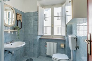 Dusche, Bidet, Handtücher