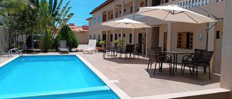 2 piscines extérieures