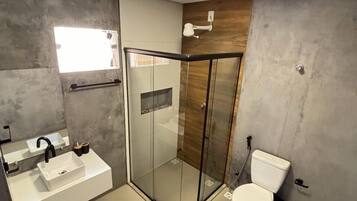 Quarto casal ou duplo standard | Banheiro | Chuveiro, toalhas de banho