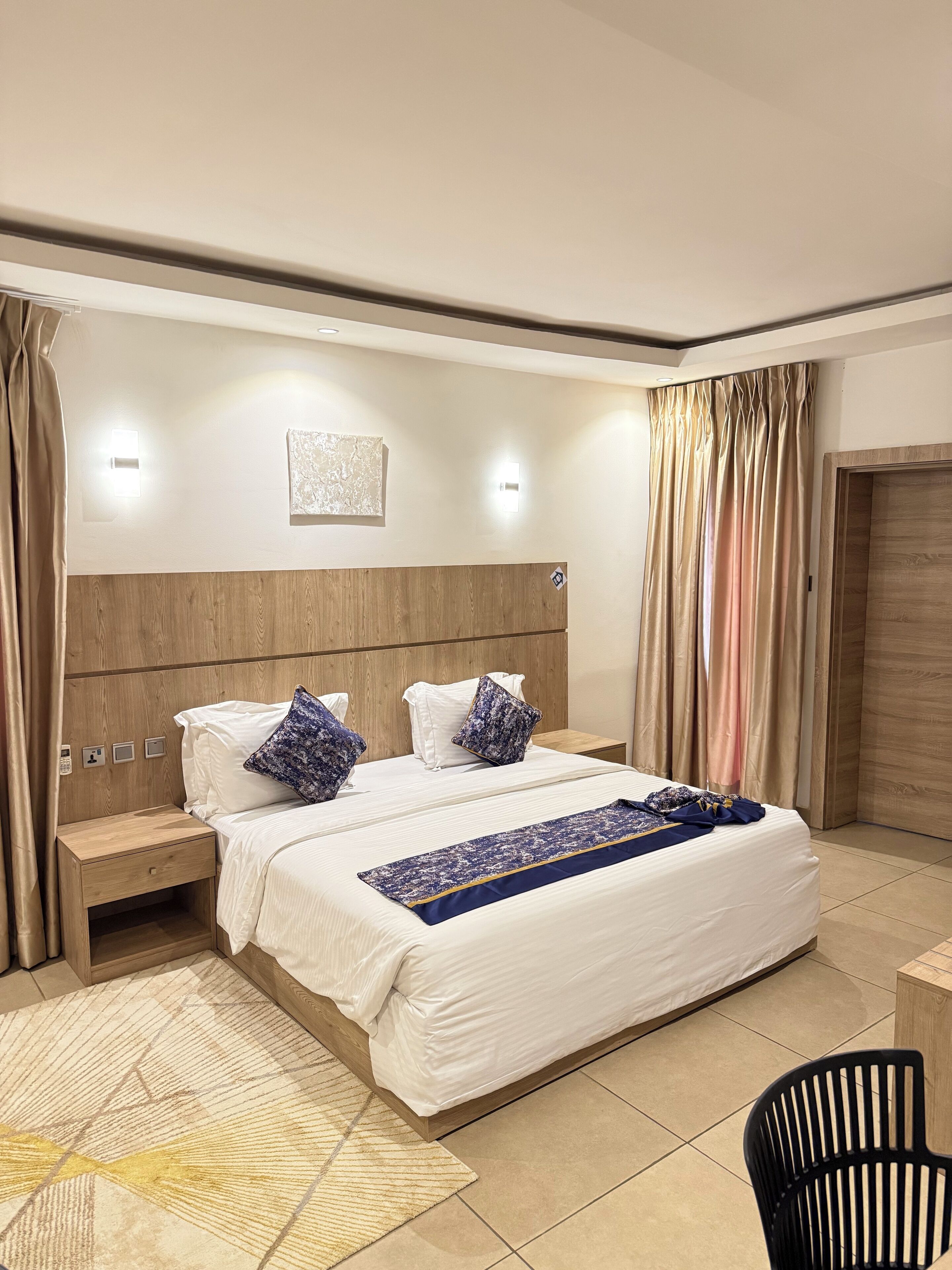 Chambre Deluxe, 1 très grand lit | Bureau, espace de travail pour ordinateurs portables