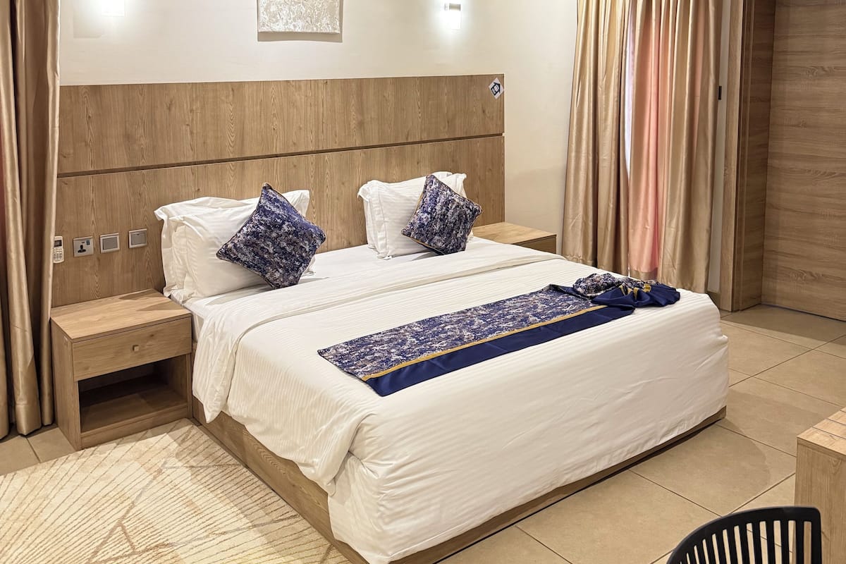 Chambre Deluxe, 1 trĂšs grand lit | Bureau, espace de travail pour ordinateurs portables