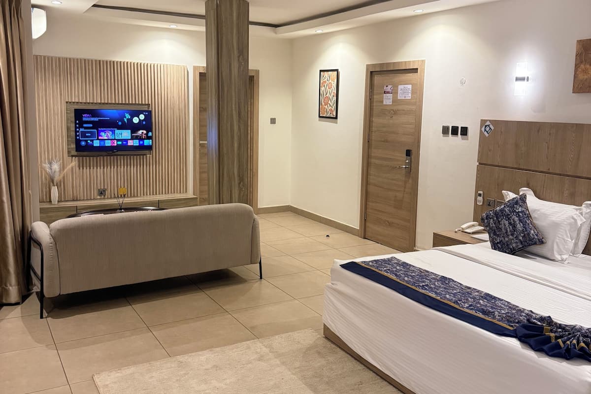 Svit Executive - utsikt mot innergÄrden | Skrivbord, arbetsyta för laptop, mörklÀggningsgardiner och gratis wi-fi