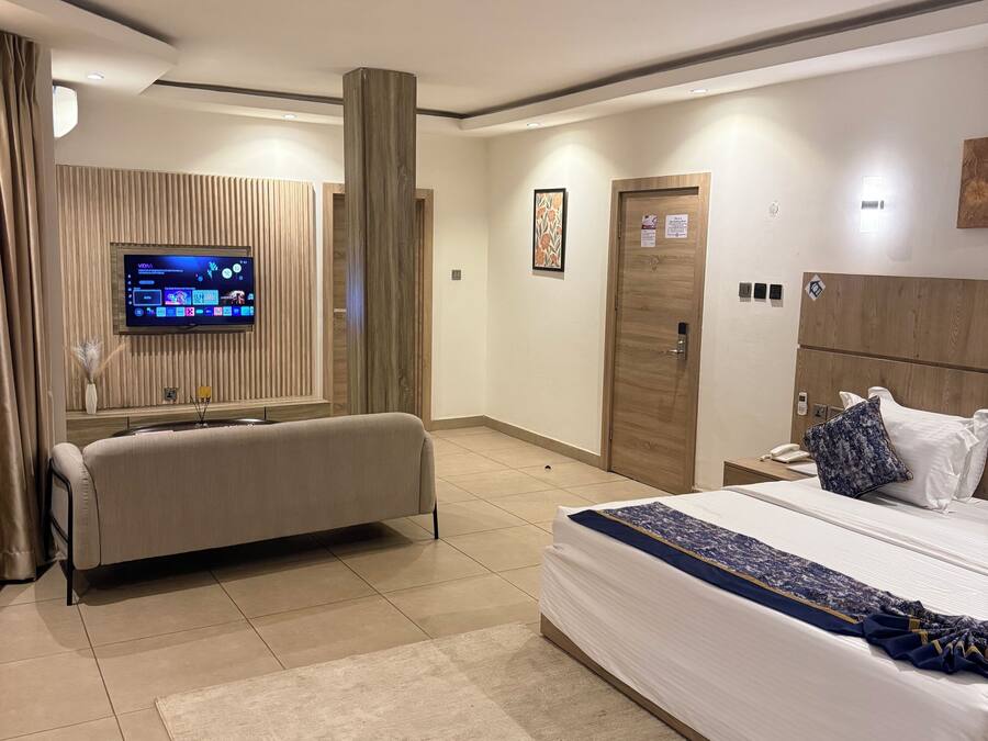 Executive Suite, Courtyard View | Desk, laptop workspace, blackout curtains, free WiFi