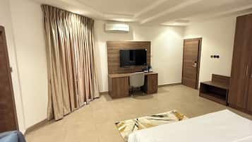 Quarto real | 1 quarto, escrivaninha, espaço de trabalho para notebook