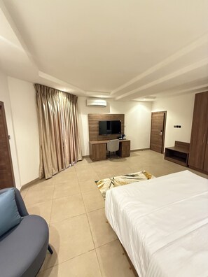 1 bedroom, desk, laptop workspace, free WiFi