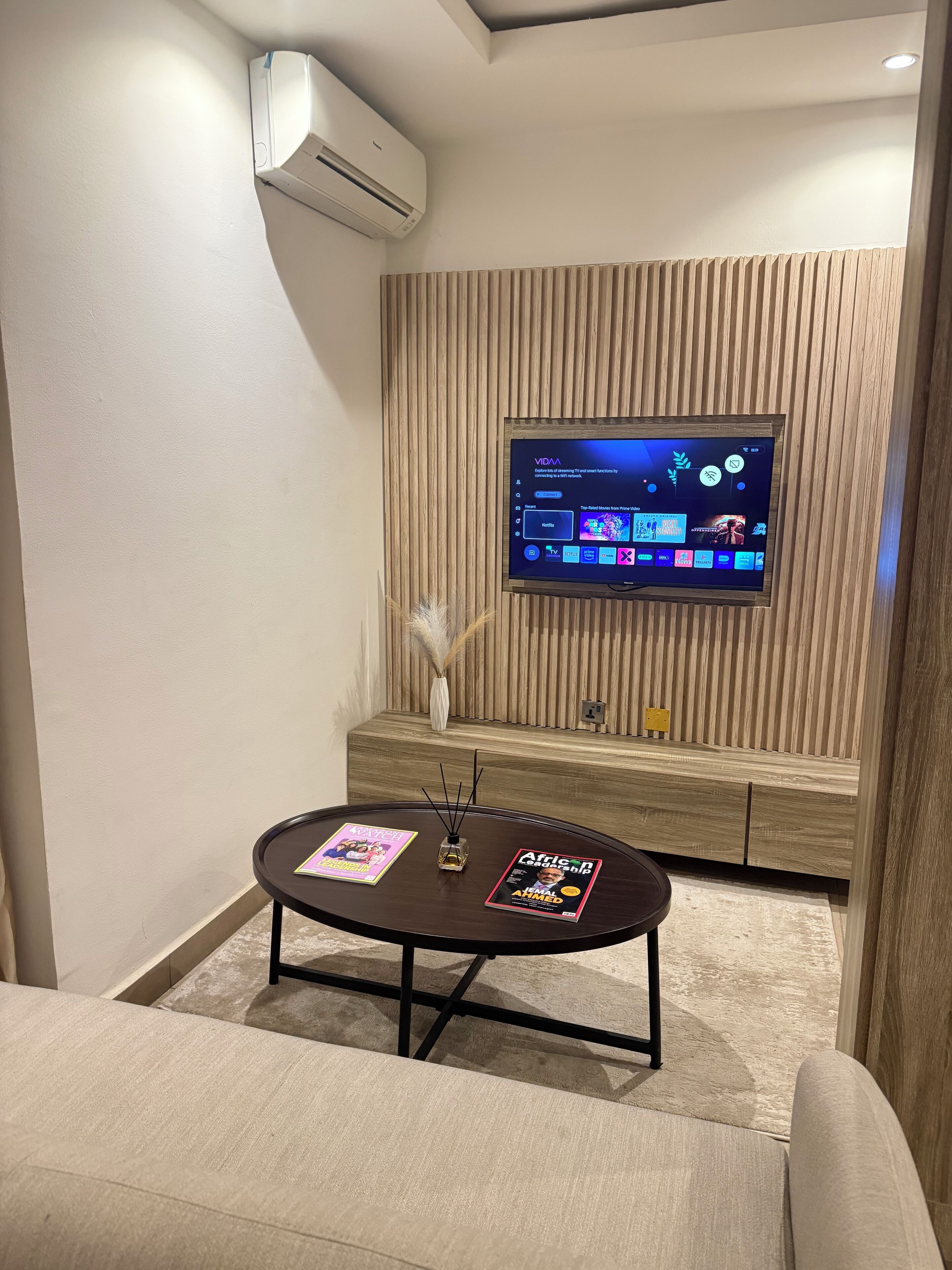 Executive Suite, Courtyard View | Living area | 50-inch Smart TV with satellite channels