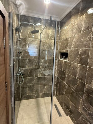 Douche, articles de toilette gratuits, sèche-cheveux