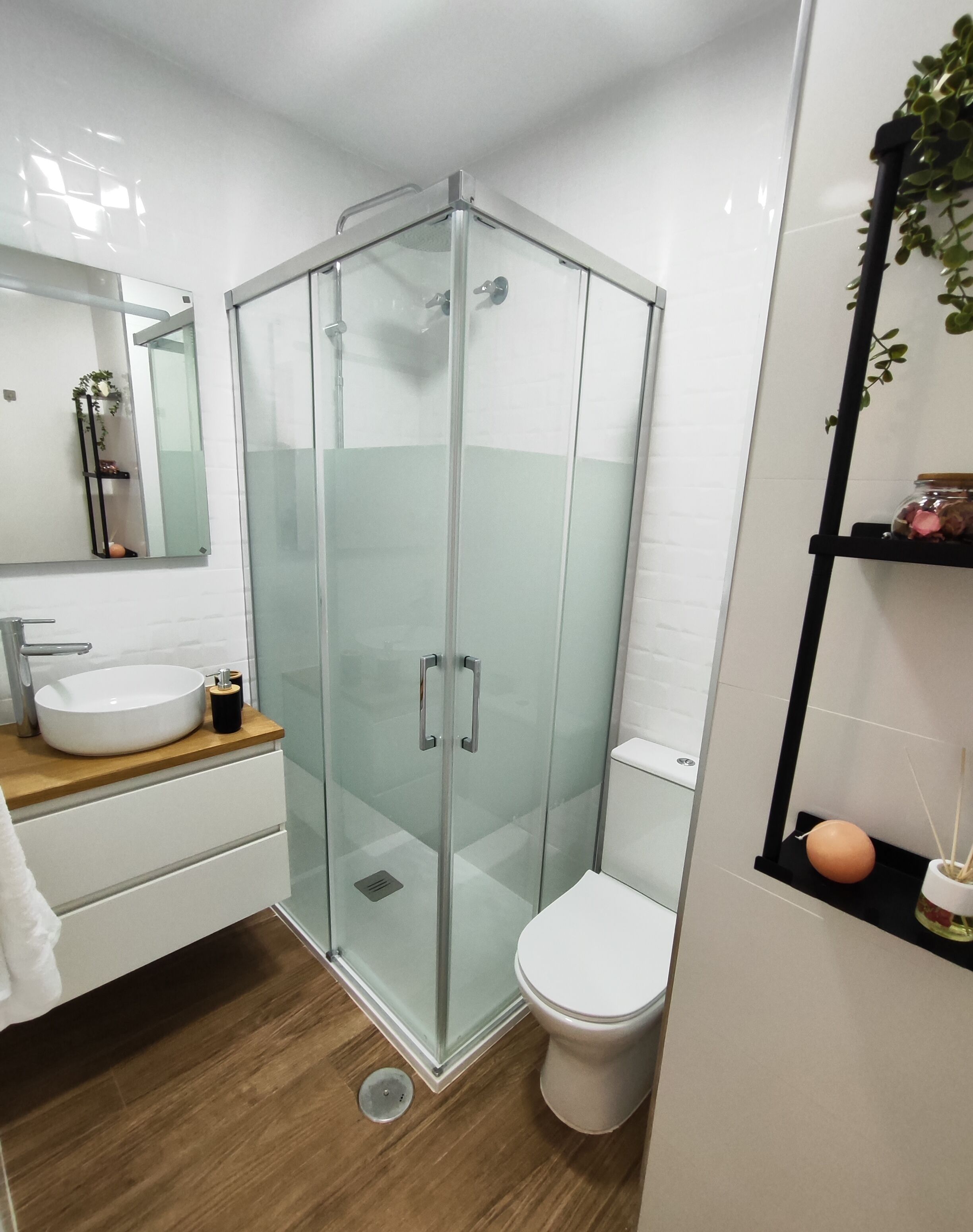 Een douche, een haardroger, handdoeken, zeep