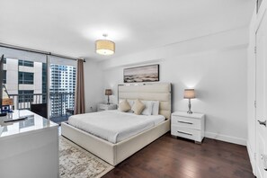 1 soverom, skrivebord, strykejern/-brett og reiseseng for barn