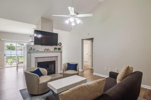 Smart TV y chimenea 