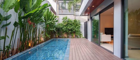 Una piscina al aire libre