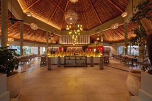 4 restaurantes; se sirve desayuno, almuerzo y cena; cocina internacional