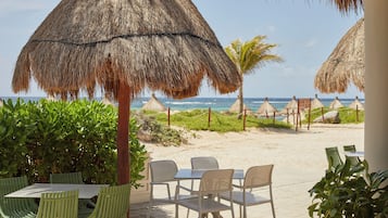 Playa privada, playa de arena blanca, sombrillas y toallas de playa