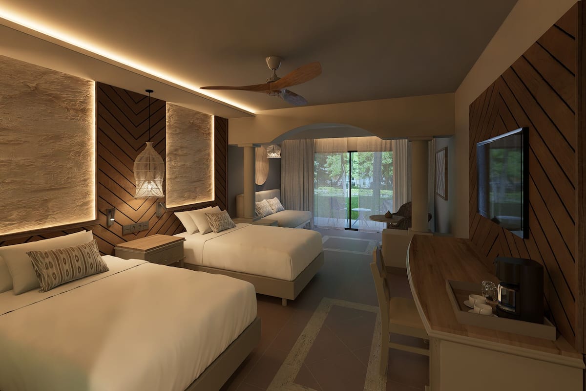 Una habitación de hotel moderna con dos camas, un ventilador de techo, un ventanal con cortinas y un televisor de pantalla plana montado en la pared.