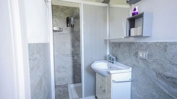 Dusche, Haartrockner, Handtücher, Seife