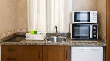 Comfort Suite | Private kitchen | Mini-fridge, microwave, stovetop, cookware/dishes/utensils