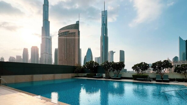Una piscina con un horizonte urbano al fondo.